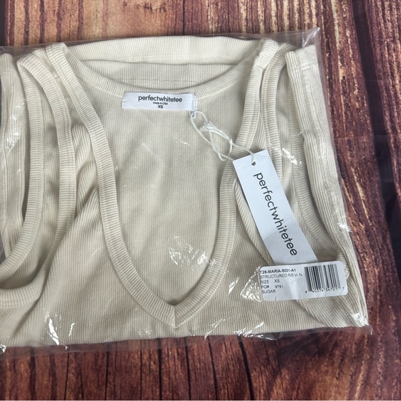 Women’s Perfectwhitetee Structures Ribbed V-Neck Tee in Sugar Maria Size XS NWT - Picture 2 of 9